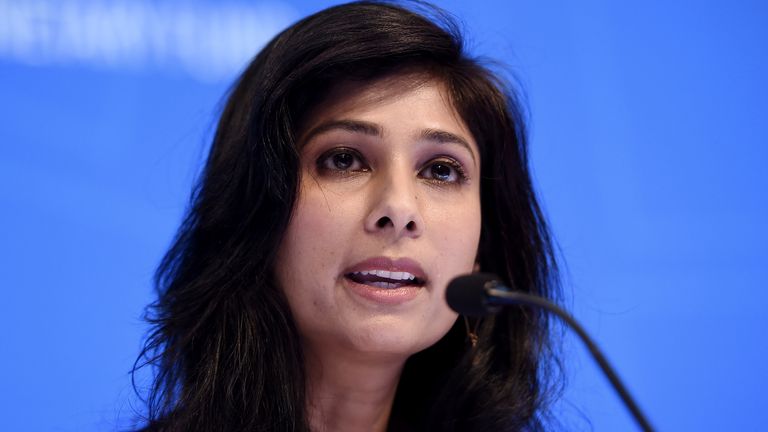 Gita Gopinath, économiste en chef du FMI et directrice du Département de la recherche, prend la parole lors d'une réunion d'information lors des réunions d'automne du FMI et de la Banque mondiale le 15 octobre 2019 à Washington, DC.  -