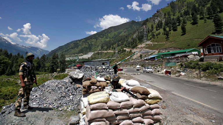 Des soldats indiens montent la garde à un point de contrôle le long d'une route menant au Ladakh à Gagangeer dans le district de Ganderbal au Cachemire. Photo: Reuters / Danish Ismail