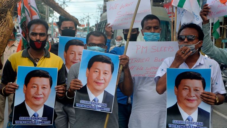 Des militants indiens tiennent des affiches et une effigie du président chinois Xi Jinping lors d'une manifestation anti-Chine