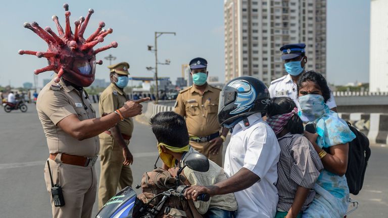 Certains policiers indiens portent des casques sur le thème des coronavirus
