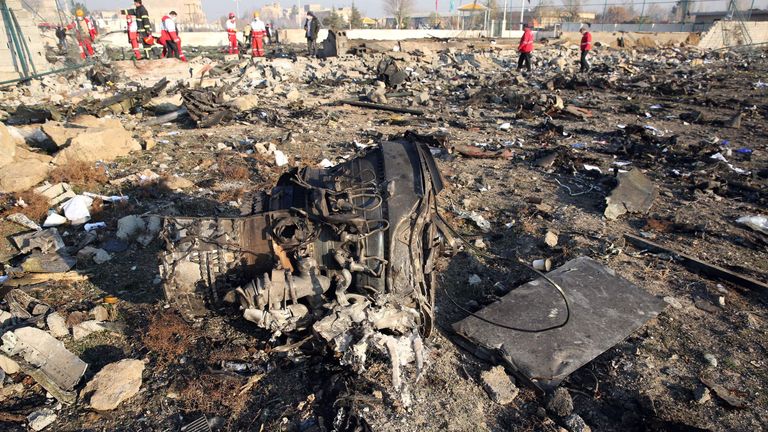 Des équipes de secours travaillent sur les lieux après qu'un avion ukrainien transportant 176 passagers s'est écrasé près de l'aéroport Imam Khomeini dans la capitale iranienne à Téhéran tôt le matin du 8 janvier 2020, tuant tout le monde à bord. - Les 176 personnes à bord d'un avion de passagers ukrainien ont été tuées lors de l'écrasement peu de temps après le décollage de Téhéran le 8 janvier, ont rapporté les médias officiels iraniens. L'agence de presse d'Etat IRNA a déclaré que 167 passagers et neuf membres d'équipage étaient à bord de l'avion exploité par Ukraine International