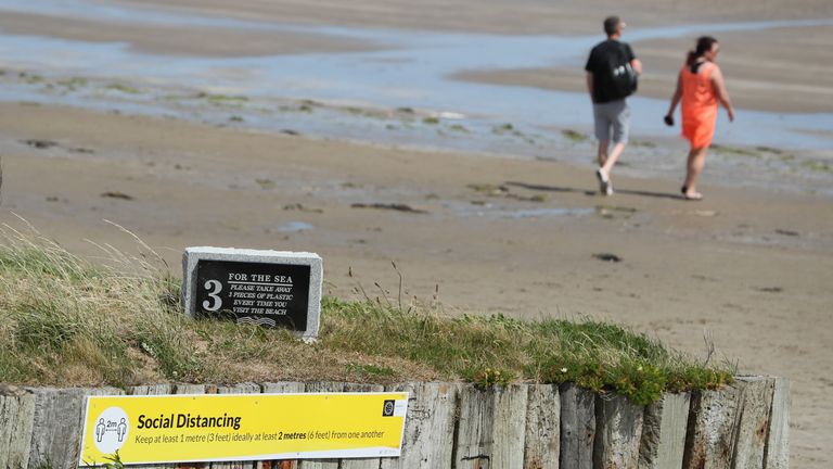 Un signe de distanciation sociale sur la plage de Portmarnock, Dublin