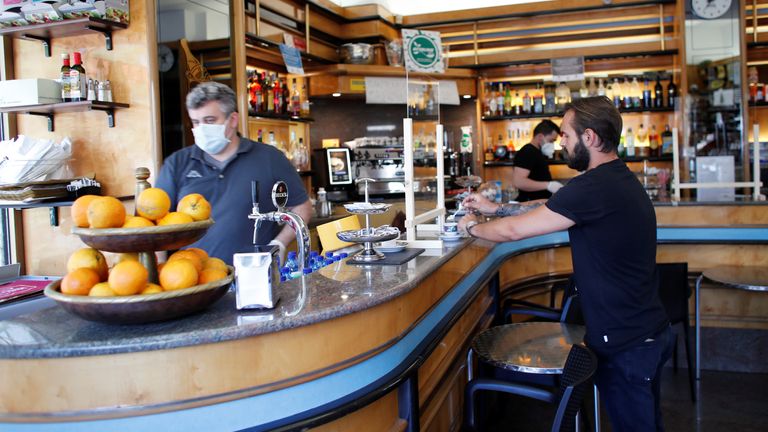 Un homme prend un verre dans un café à Milan