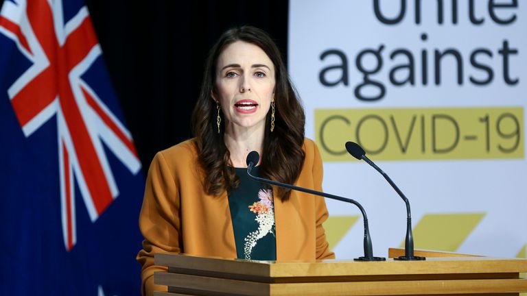 Le Premier ministre Jacinda Ardern s'adresse aux médias lors d'une conférence de presse post-ministérielle au Parlement 
