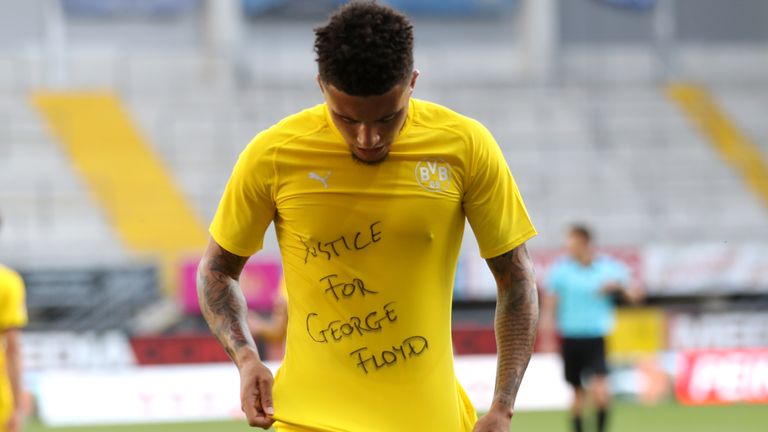 Le milieu de terrain anglais Jadon Sancho montre un maillot 