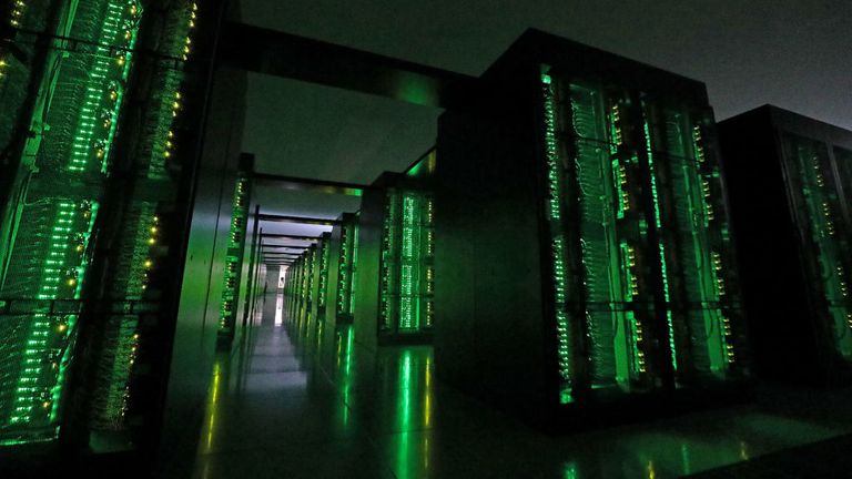 TOPSHOT - Cette photo prise le 16 juin 2020 montre le supercalculateur Fugaku du Japon au Riken Center for Computational Science à Kobe, dans la préfecture de Hyogo.  - Le superordinateur Fugaku, construit avec le soutien du gouvernement et utilisé dans la lutte contre le coronavirus COVID-19, est désormais classé comme le plus rapide du monde, ont annoncé ses développeurs le 22 juin 2020. (Photo de STR / JIJI PRESS / AFP) / Japon OUT (Photo par STR / JIJI PRESS / AFP via Getty Images)
