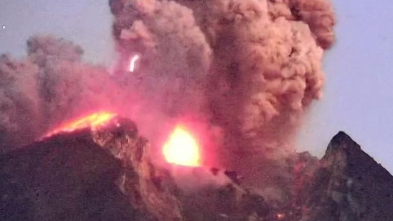 Le mont Merapi crache de la lave et des cendres en altitude