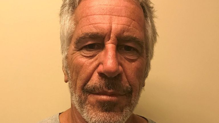 Jeffrey Epstein apparaît sur une photographie prise pour la Division des services de justice pénale de l'État de New York & # 39; registre des délinquants sexuels