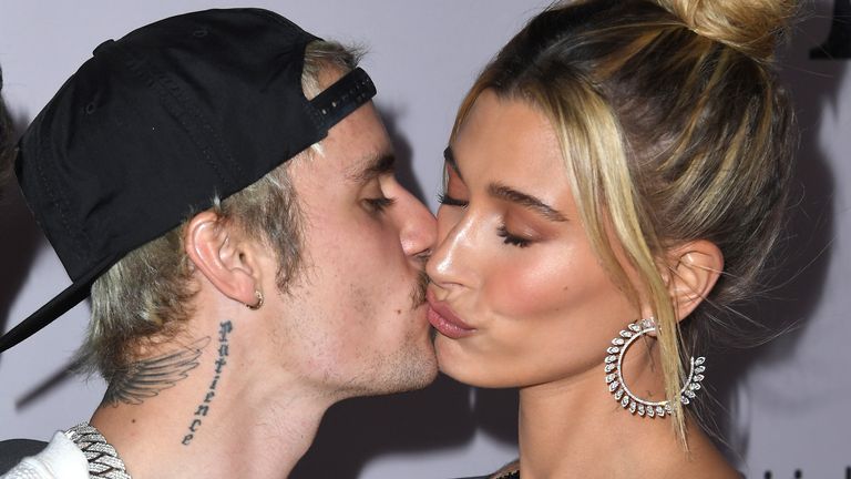 La chanteuse canadienne Justin Bieber (L) et son épouse, la mannequin américaine Hailey Bieber, arrivent pour YouTube Originals ' 