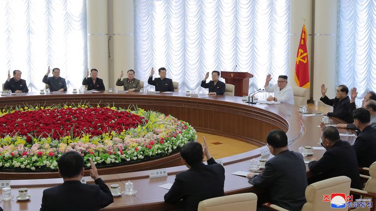 Le dirigeant nord-coréen Kim Jong Un participe à la 13e réunion du Bureau politique du 7e Comité central des travailleurs & # 39; Parti de Corée