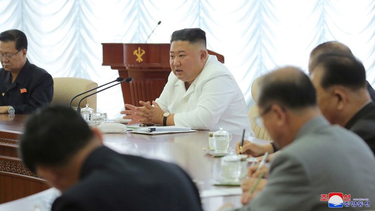 Le dirigeant nord-coréen Kim Jong Un participe à la 13e réunion du Bureau politique du 7e Comité central des travailleurs & # 39; Parti de Corée