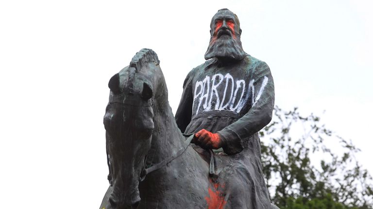 La statue vandalisée du roi Léopold II de Belgique, à Bruxelles