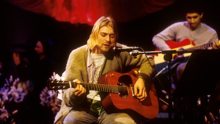 Kurt Cobain de Nirvana lors de l'enregistrement de MTV Unplugged aux studios Sony de New York, 18/11/93