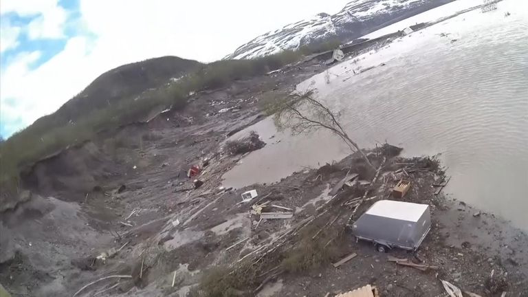 Une puissante coulée de boue dans la Norvège arctique a balayé huit maisons et le terrain sur lequel elles se trouvaient. Photo: Royal Norwegian Airforce 