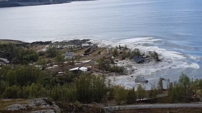 Huit maisons ont été emportées par la mer après un puissant glissement de terrain dans la ville norvégienne d'Alta. 
