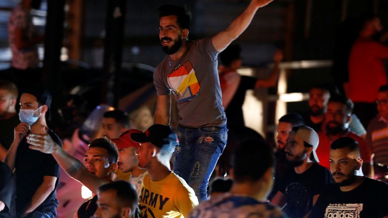 Un manifestant fait des gestes alors qu'il se tient sur une moto à Beyrouth