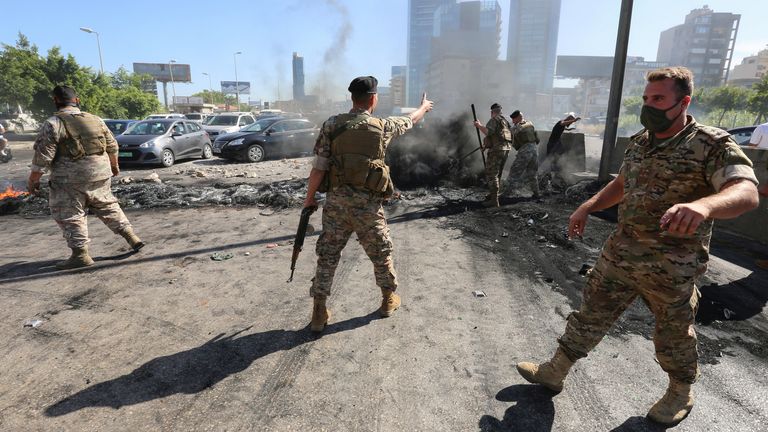 Des soldats de l'armée libanaise ouvrent une route bloquée par des manifestants lors d'une manifestation à Antelias