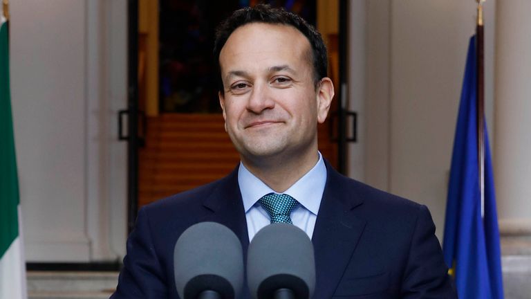 Leo Varadkar a annoncé un assouplissement des restrictions mais un verrouillage prolongé