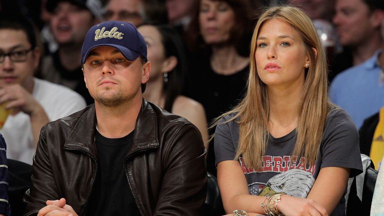 Leonardo DiCaprio (L) et Bar Refaeli (R) assister à un match entre l'Orlando Magic et les Los Angeles Lakers au Staples Center en janvier le 18 janvier 2010 à Los Angeles, Californie
