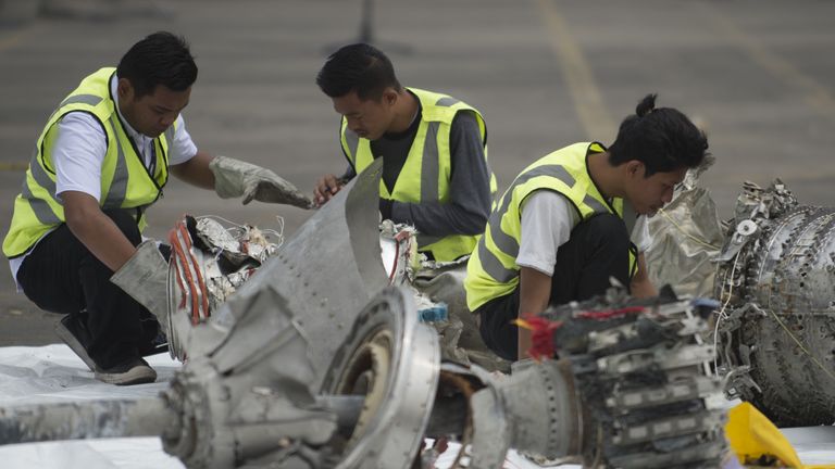 Les enquêteurs examinent des pièces de moteur du vol malheureux Lion Air JT 610 dans un port de Jakarta le 7 novembre 2018, après avoir été récupérées au fond de la mer de Java.  - L'avion indonésien Lion Air qui a plongé dans la mer de Java le 29 octobre, tuant les 189 personnes à bord, a eu un problème d'indicateur de vitesse de l'air lors de son vol fatal et lors de trois voyages précédents, a déclaré le chien de garde du pays le 6 novembre. (Photo par BAY ISMOYO / AFP) (Crédit photo doit se lire BAY ISMOYO / AFP / Getty 