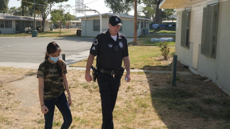 L'agent Coughlin s'entretient avec un habitant de Watts, dans le centre-sud de Los Angeles