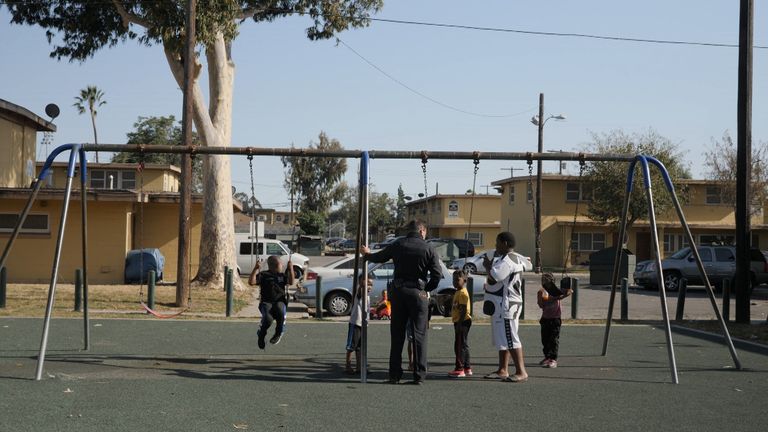 La police s'entretient avec des enfants à Watts, dans le centre-sud de Los Angeles