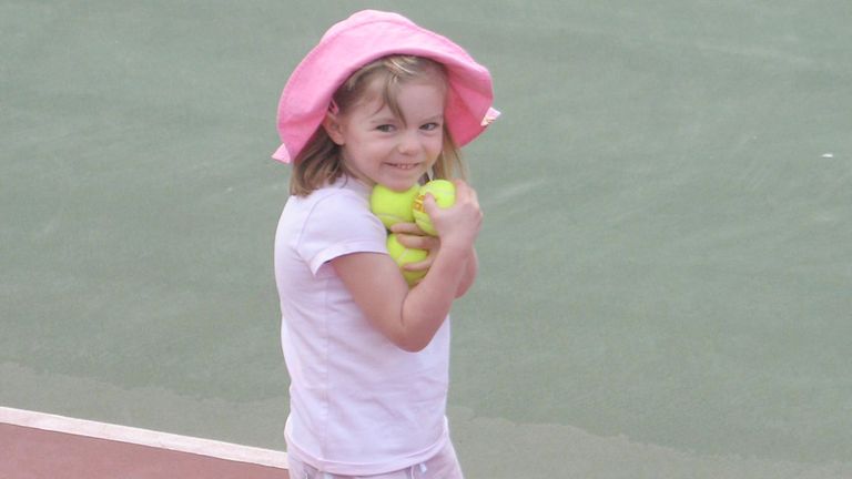Il a été confirmé que cette photo de Madeleine McCann a été prise lors des vacances de la famille à Praia Da Luz, Algarve, Portugal. Document non daté de la famille McCann de Madeleine McCann, trois ans, disparue, prise pendant les vacances de la famille à Praia Da Luz, Algarve, Portugal.
En lire moins
Photo par: Archives PA / PA / Images PA
Date de prise: 06-mai-2007