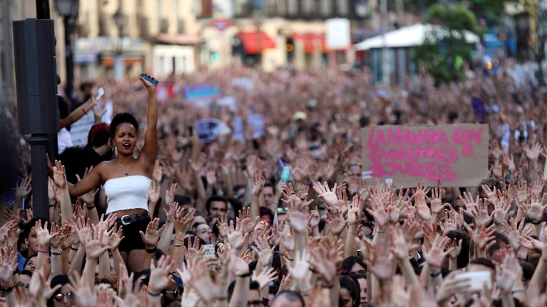 Les manifestants assistent à une manifestation contre la libération sous caution de cinq hommes appelés 