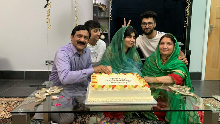 Malala fête après avoir obtenu son diplôme. Photo: Twitter / Malala
