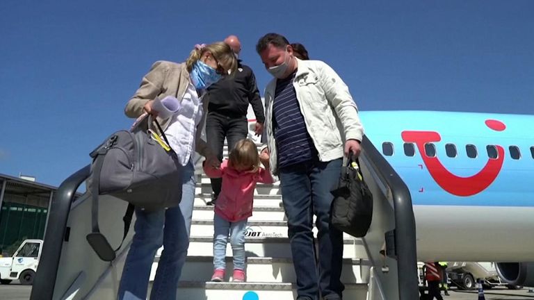 Les touristes allemands arrivant à Majorque dans le cadre du pont aérien d'essai 