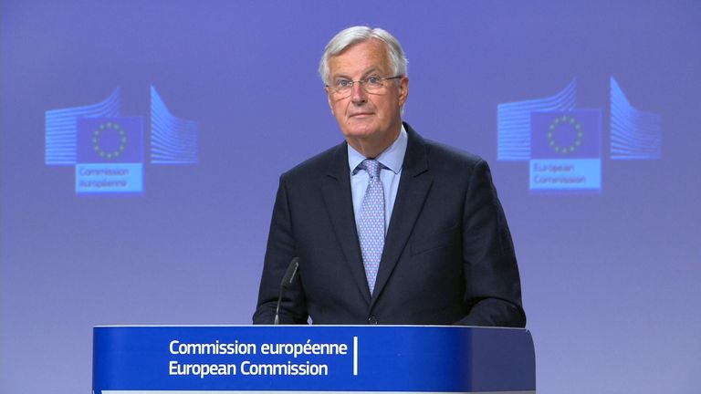 Michel Barnier parle à la Commission européenne.