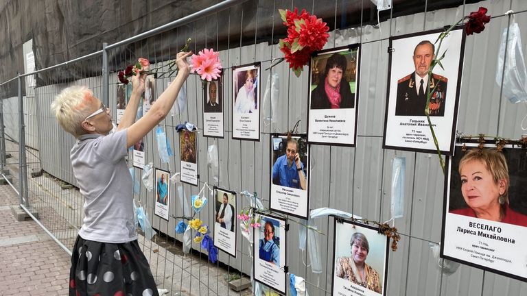 Irina Maslova ajuste de nouveaux noms au mur et aux fleurs 