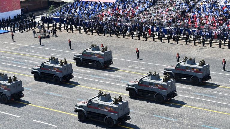 Véhicules blindés de la police militaire lors d'un défilé militaire le jour de la victoire 