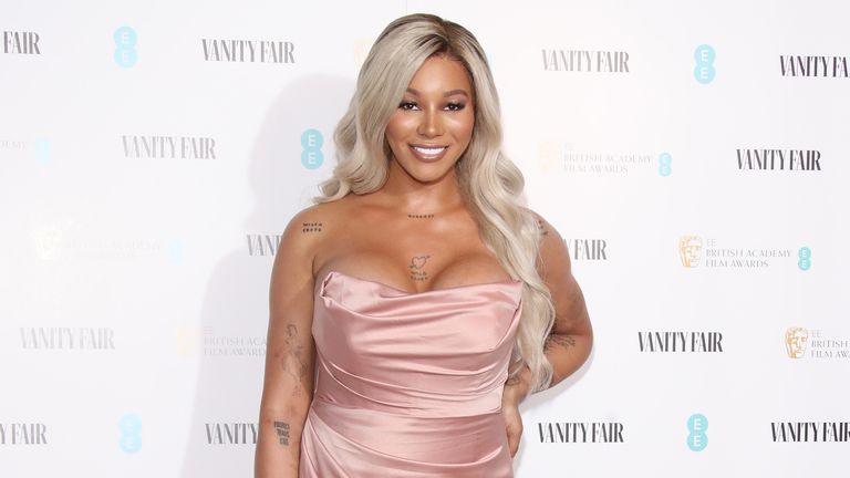 Munroe Bergdorf travaillera à nouveau avec L'Oréal Paris après que son président s'est excusé pour la façon dont elle a été traitée pour avoir dénoncé la suprématie blanche