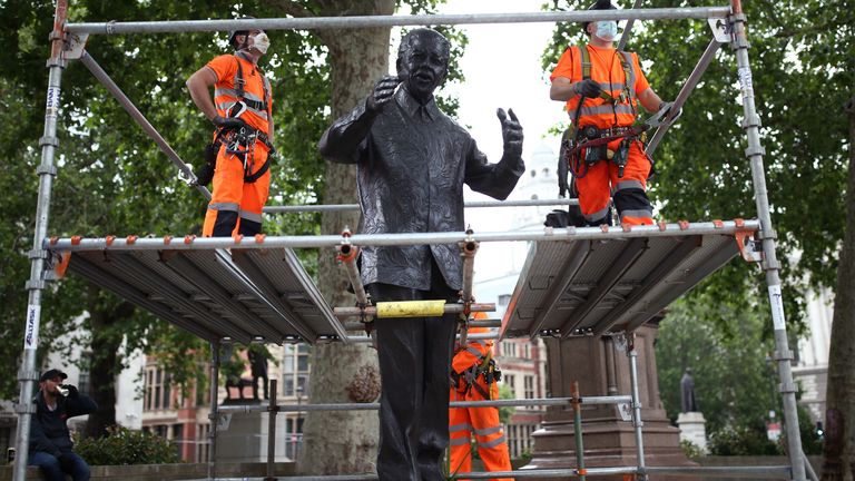 La statue de Nelson Mandela à Parliament Square, Londres, est embarquée à la suite d'une série de manifestations de Black Lives Matter à travers le Royaume-Uni