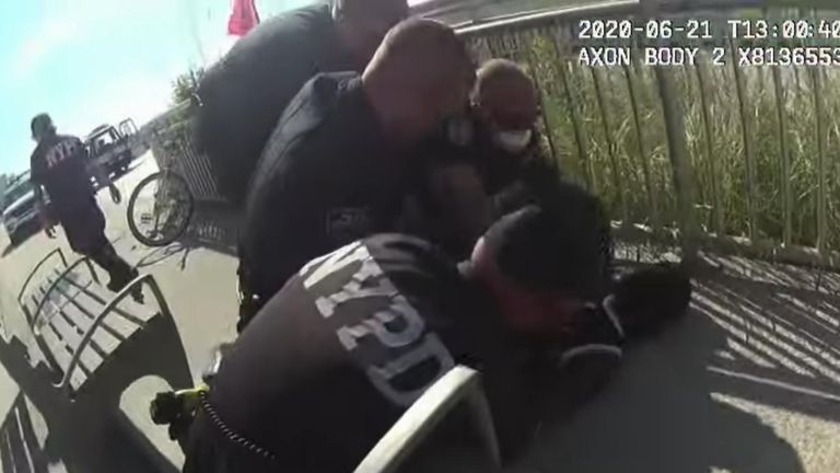 Un officier de police impliqué dans un incident d'étranglement apparent a été suspendu. Pic: NYPD