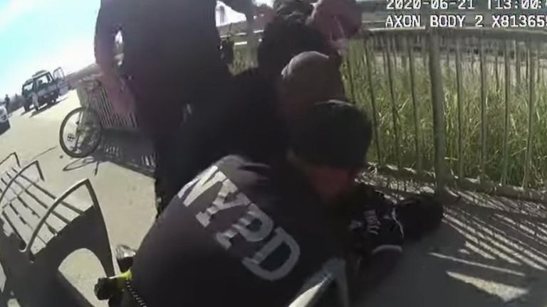 Un officier de police impliqué dans un incident d'étranglement apparent a été suspendu. Pic: NYPD