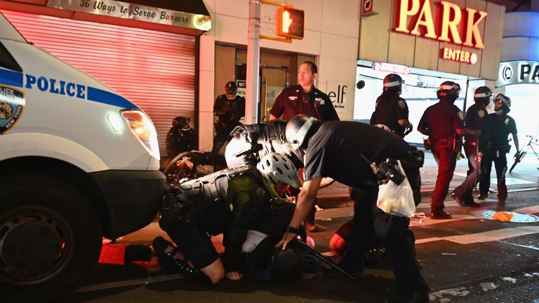 Des personnes sont arrêtées après avoir été pillées le 2 juin 2020 à New York. - Des manifestations contre le racisme ont mis plusieurs villes américaines sous couvre-feu pour supprimer les émeutes, à la suite du décès de George Floyd alors qu'il était en garde à vue. (Photo par Angela Weiss / AFP) (Photo par ANGELA WEISS / AFP via Getty Images)