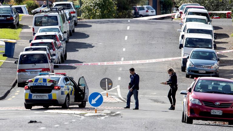 Des policiers bouclent une zone après une fusillade dans un quartier résidentiel d'Auckland