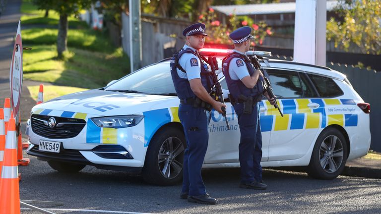 La police néo-zélandaise recherche le tireur, qui a fui les lieux après avoir tiré sur les policiers