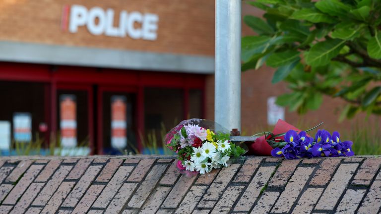 Des fleurs sont déposées devant le poste de police de Henderson après le meurtre d'un officier