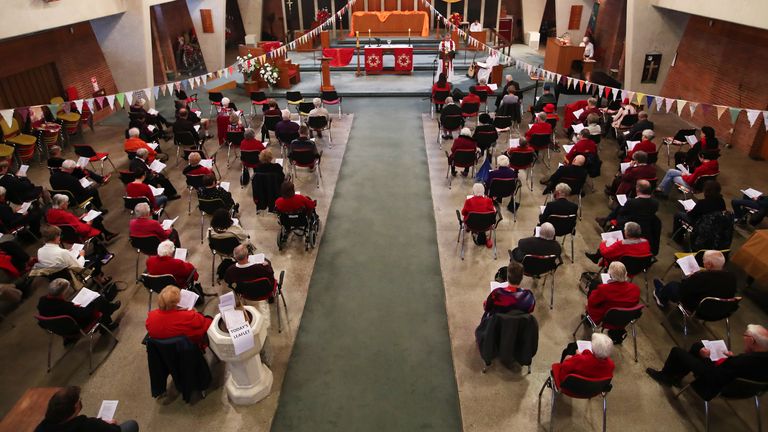 Paroissiens à distance sociale à l'intérieur d'une église à Whangarei, Nouvelle-Zélande