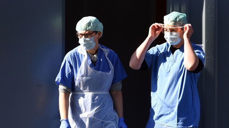 Les membres du personnel médical portant des EPI de gants, une protection oculaire, des masques faciaux et des tabliers, attendent de tester les travailleurs du NHS pour le nouveau coronavirus COVID-19, dans une installation de drive-in dirigée par Wolverhampton NHS Clinical Commissioning Group, installé dans un parking à Wolverhampton, centre de l'Angleterre, le 07 avril 2020. - Le Premier ministre britannique Boris Johnson a passé la nuit en soins intensifs après avoir été admis avec un cas de coronavirus en détérioration, ce qui a suscité mardi de graves inquiétudes au sujet de sa santé et du gove