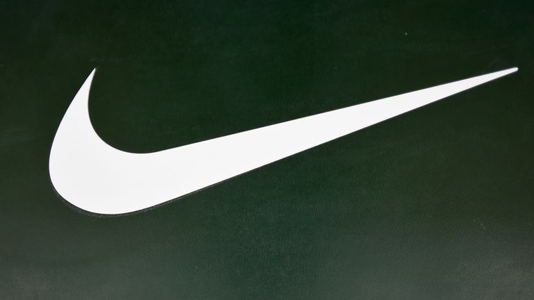 Le plongeon et la récupération pourraient ressembler davantage au logo Nike ou à une tique qu'à un V 