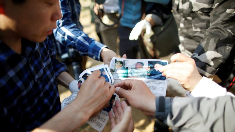 Park Sang-hak, un transfuge nord-coréen, avec des tracts dénonçant le leader Kim Jong Un.  Photo: Reuters