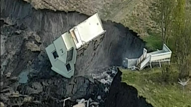 Mercredi, huit bâtiments ont été emportés par plusieurs glissements de terrain à Alta, dans le nord de la Norvège. Une vidéo des Forces armées norvégiennes capture le moment où l'une des maisons bascule. Ils ont également des photos montrant le Norwegian Elkhound Raja sauvé du site de la glissade dans un hélicoptère par le 330e Escadron. Le chien a réussi à nager à terre et est en bon état.