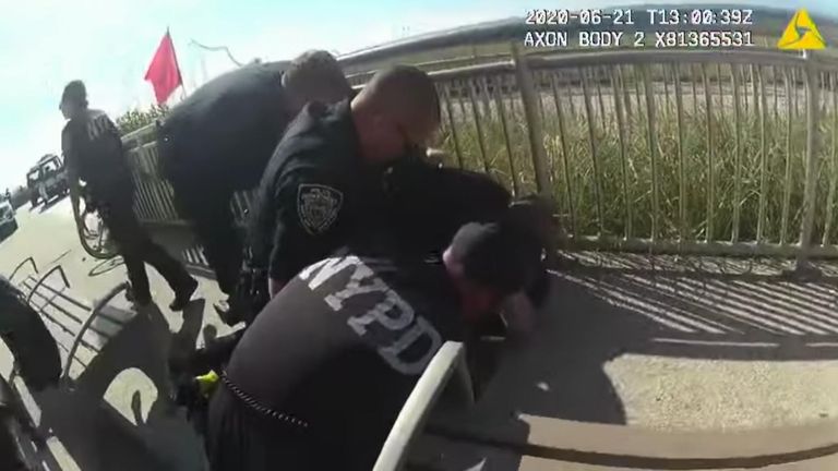 Un officier de police impliqué dans un incident d'étranglement apparent a été suspendu.  Pic: NYPD