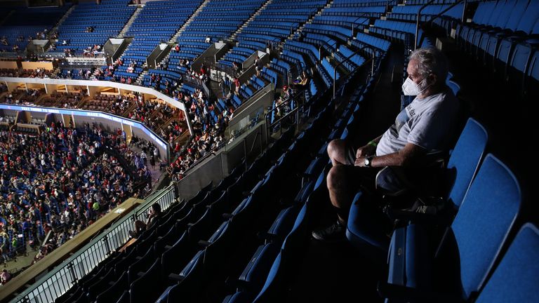 Un partisan est assis dans les sièges supérieurs lors d'un rassemblement électoral pour le président américain Donald Trump au BOK Center, le 20 juin 2020 à Tulsa, Oklahoma. Trump tient son premier rassemblement politique depuis le début de la pandémie de coronavirus au BOK Center samedi alors que les taux d'infection dans l'État de l'Oklahoma continuent d'augmenter