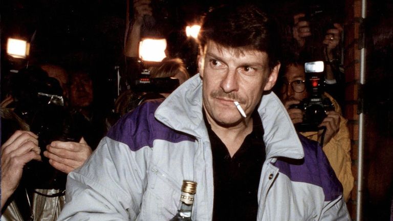 Christer Pettersson, arrivant à son appartement dans la banlieue de Stockholm de Sollentuna après avoir été acquitté en appel pour le meurtre en 1986 du Premier ministre suédois Olof Palme