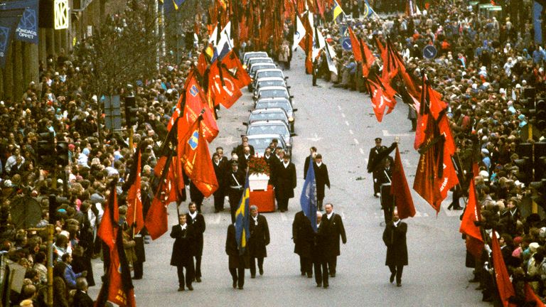 Une photo prise le 15 mars 1986 montre le cortège avec le cercueil du Premier ministre suédois Olof Palme à l'enterrement à Adolf Fredrikskyrkogård à Stockholm